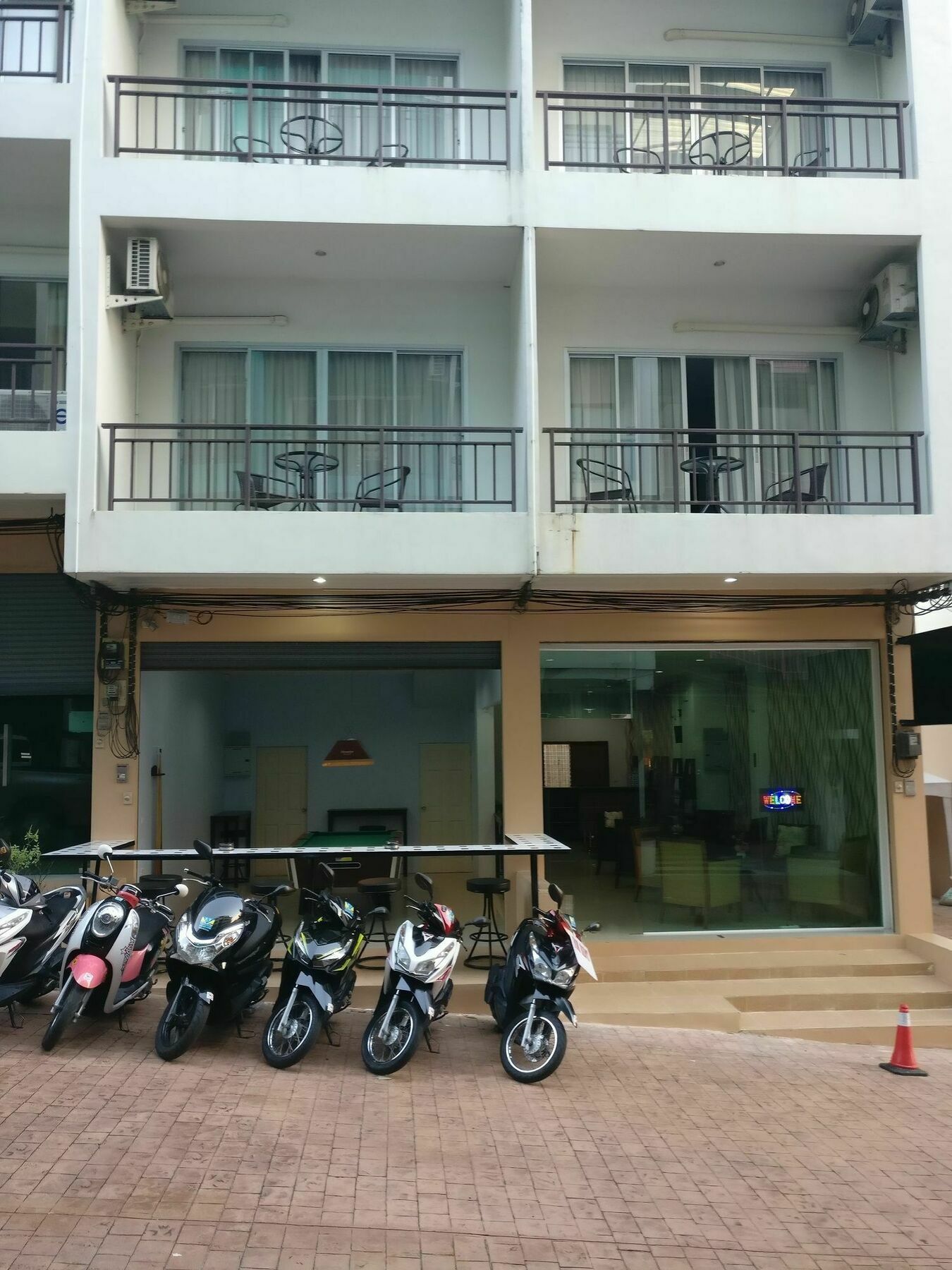 Hotel White Sky Boutique Patong Esterno foto